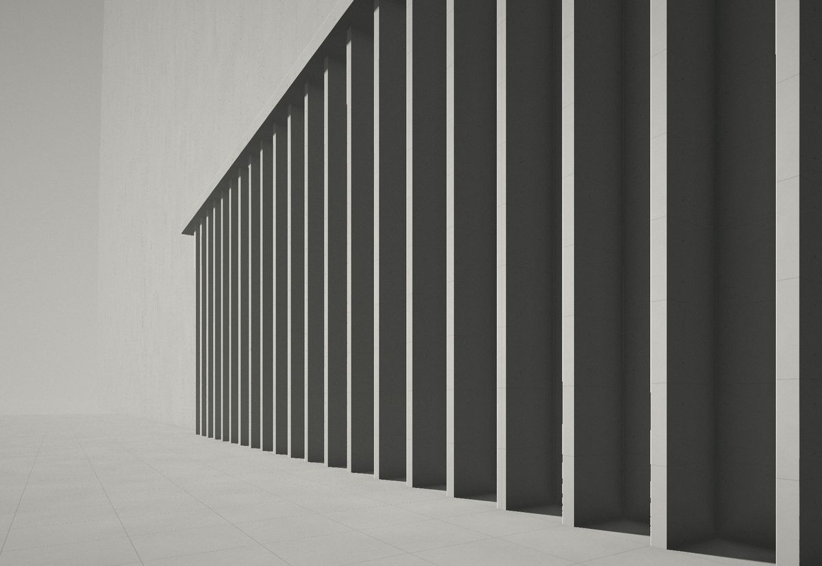 Façade rythmée de lames verticales en béton, ombres régulières